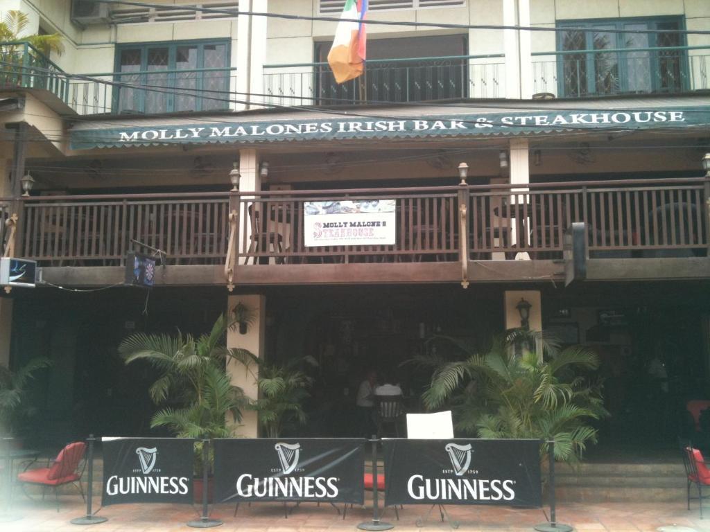 Molly Malone'S Irish Bar & Guesthouse Siem Reap Exterior photo